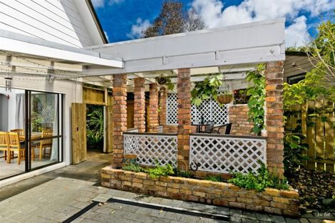 Photo of property in 84 Grassmere Road, Henderson Valley, Auckland, 0612