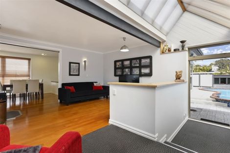 Photo of property in 43 Knightsbridge Drive, Forrest Hill, Auckland, 0620