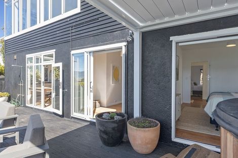Photo of property in 277 Queens Drive, Lyall Bay, Wellington, 6022