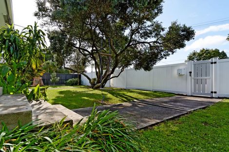 Photo of property in 7 Hinekohu Street, New Lynn, Auckland, 0600