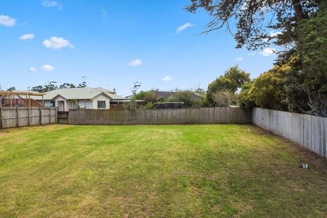 Photo of property in 14 Aitkenhead Court, Parakai, 0830