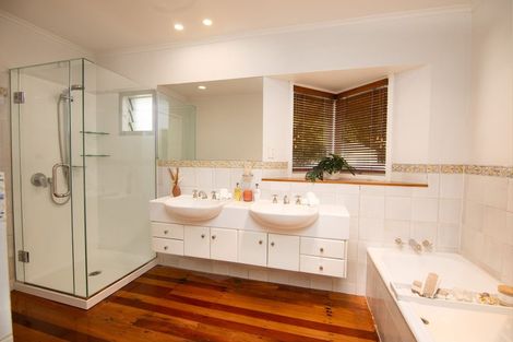 Photo of property in 33 Covil Avenue, Te Atatu South, Auckland, 0610