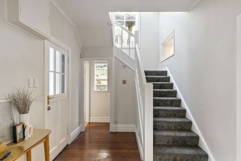 Photo of property in 15 Lower North Terrace, Kelburn, Wellington, 6012