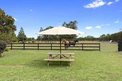 Photo of property in 102 Boord Crescent, Kumeu, 0891