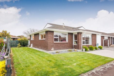 Photo of property in 4 Chertsey Court, Roslyn, Palmerston North, 4414