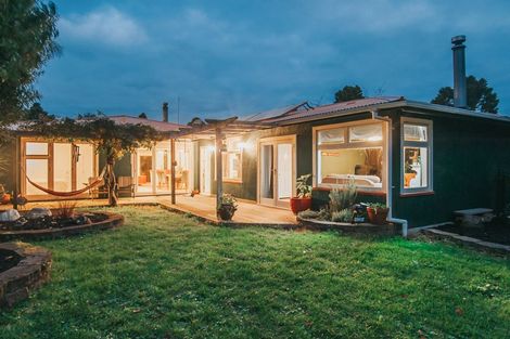 Photo of property in 98 Kauri Point Road, Laingholm, Auckland, 0604