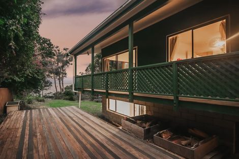 Photo of property in 98 Kauri Point Road, Laingholm, Auckland, 0604