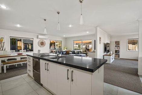 Photo of property in 16 Aporo Drive, Kumeu, 0810