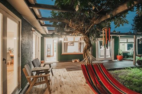 Photo of property in 98 Kauri Point Road, Laingholm, Auckland, 0604