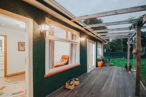 Photo of property in 98 Kauri Point Road, Laingholm, Auckland, 0604