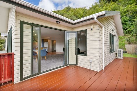 Photo of property in 5a Bishops Glen, Tawa, Wellington, 5028