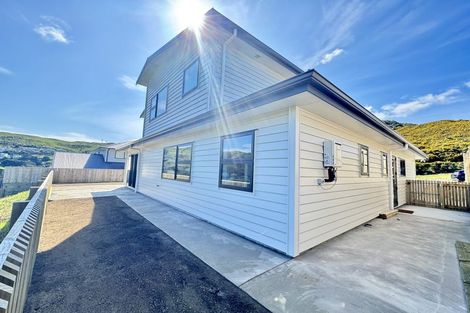 Photo of property in 50 Farnworth Terrace, Glenside, Wellington, 6037