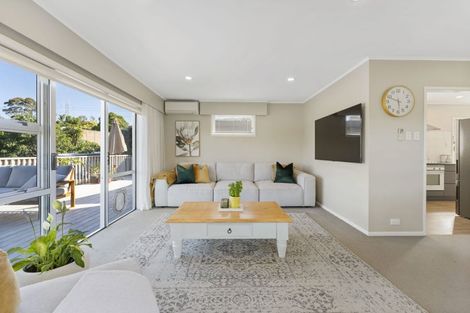 Photo of property in 21 Lowtherhurst Road, Massey, Auckland, 0614