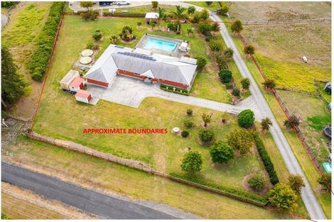 Photo of property in 42 Farrand Road, Kumeu, 0891
