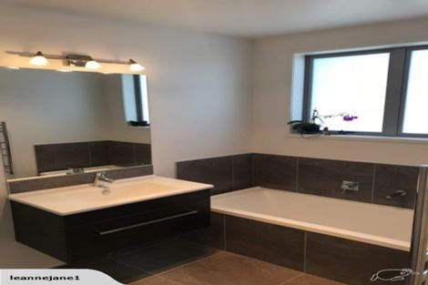 Photo of property in 33 Butterworth Crescent, Papamoa Beach, Papamoa, 3118