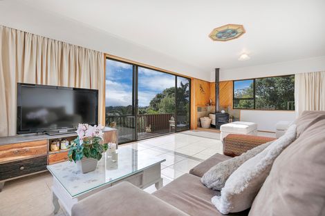 Photo of property in 1069 Scenic Drive North, Swanson, Auckland, 0816