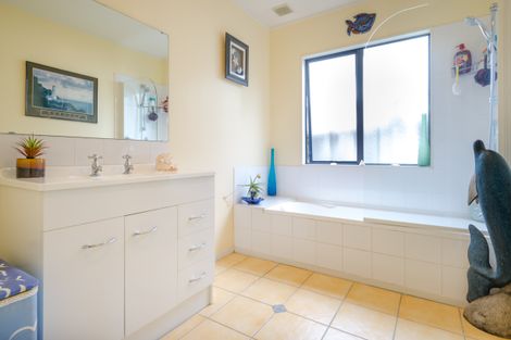 Photo of property in 46 Zefiro Drive, Massey, Auckland, 0614