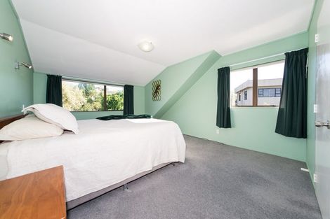 Photo of property in 92 Manhattan Heights, Glendene, Auckland, 0602
