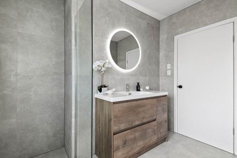 Photo of property in 5 Lyons Avenue, Murrays Bay, Auckland, 0630