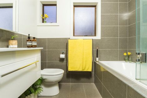 Photo of property in 2/50 Sylvan Avenue, Northcote, Auckland, 0627