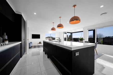 Photo of property in 4 Vardon Way, Waiwhakaiho, New Plymouth, 4312