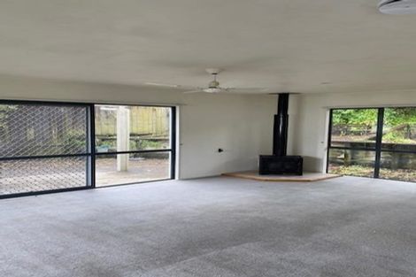 Photo of property in 3a Louise Place, West Harbour, Auckland, 0618