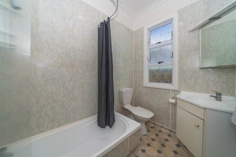 Photo of property in 18 Kowhai Avenue, Takaro, Palmerston North, 4410