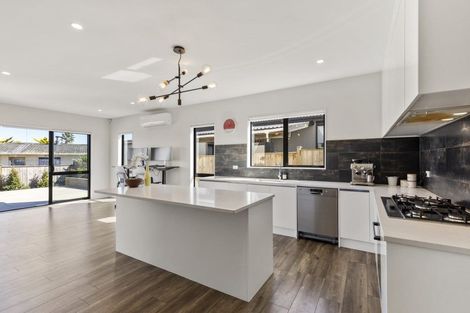 Photo of property in 32a Tupaki Place, Pakuranga Heights, Auckland, 2010
