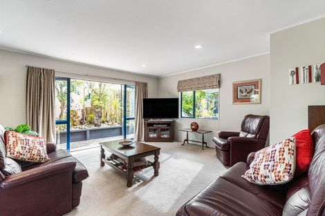 Photo of property in 1/2 Valley Road, Northcote, Auckland, 0626