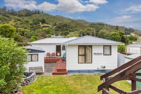 Photo of property in 46 Peel Place, Wainuiomata, Lower Hutt, 5014