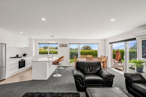 Photo of property in 33 Golf Vue Place, Castlecliff, Whanganui, 4501