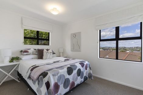 Photo of property in 27 Lexington Drive, Botany Downs, Auckland, 2010