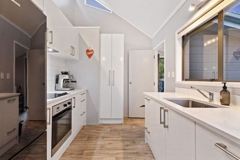 Photo of property in 15a Bridge Avenue, Te Atatu South, Auckland, 0610