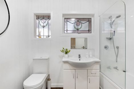 Photo of property in 2/259 Glenfield Road, Hillcrest, Auckland, 0627