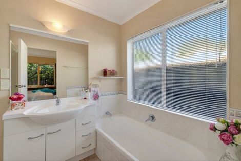 Photo of property in 4 Mcleod Place, Papamoa Beach, Papamoa, 3118