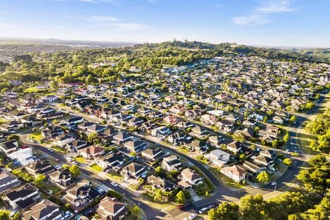 Photo of property in 1 Seresin Crescent, Flat Bush, Auckland, 2016