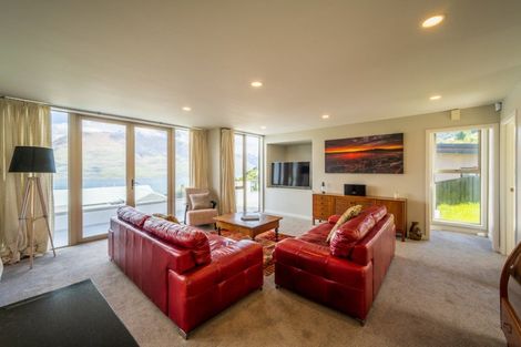 Photo of property in 72 Wynyard Crescent, Fernhill, Queenstown, 9300