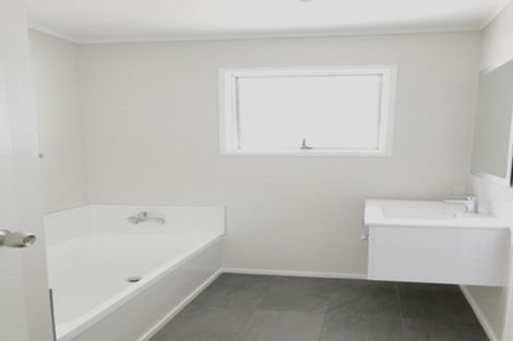 Photo of property in 17 Preston Avenue, Henderson, Auckland, 0610