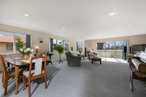 Photo of property in 22 Margaret Henry Crescent, Oteha, Auckland, 0632