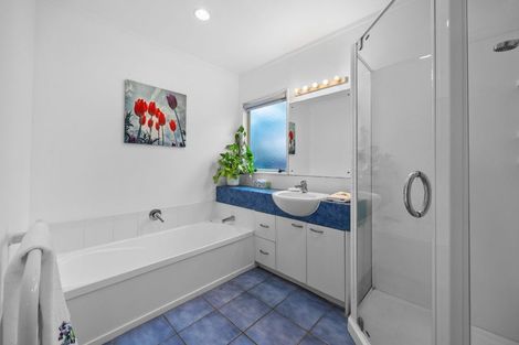 Photo of property in 6 Harbour Lights Close, West Harbour, Auckland, 0618