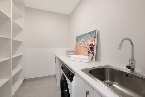 Photo of property in 5 Kawau Close, Orewa, 0931