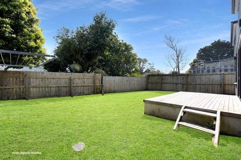 Photo of property in 18a Riverpark Crescent, Henderson, Auckland, 0610