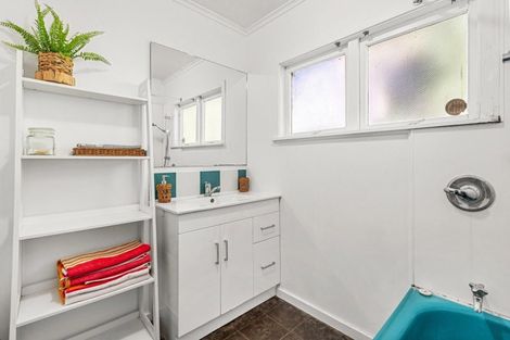 Photo of property in 1 Cross Street, Raglan, 3225