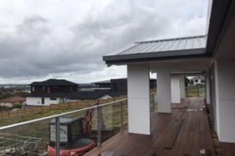 Photo of property in 32 Roxborough Place, East Tamaki Heights, Auckland, 2016