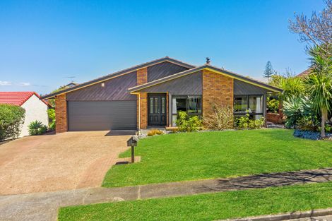 Photo of property in 10 St Simon Place, Botany Downs, Auckland, 2010