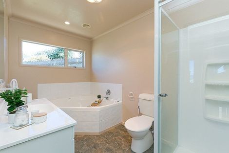 Photo of property in 5 Tamworth Crescent, Newlands, Wellington, 6037