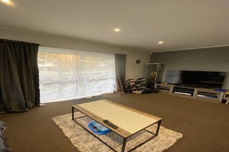 Photo of property in 33 Omapere Street, Whitby, Porirua, 5024
