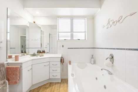 Photo of property in 33 Hastings Place, Hamilton Lake, Hamilton, 3204