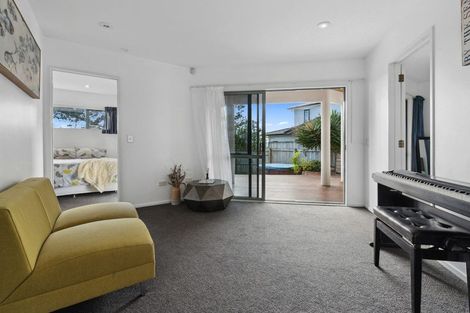 Photo of property in 2/89 Knights Road, Rothesay Bay, Auckland, 0630
