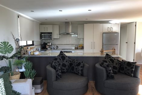 Photo of property in 32 Exeter Place, Unsworth Heights, Auckland, 0632